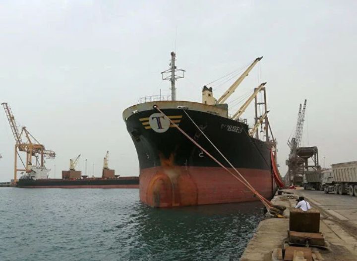 بعد غارات إسرائيلية...إعلان هام من ميناء الحديدة