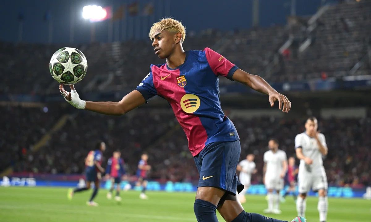 الامارات | فليك يثير الجدل حول مستقبل يامال في برشلونة