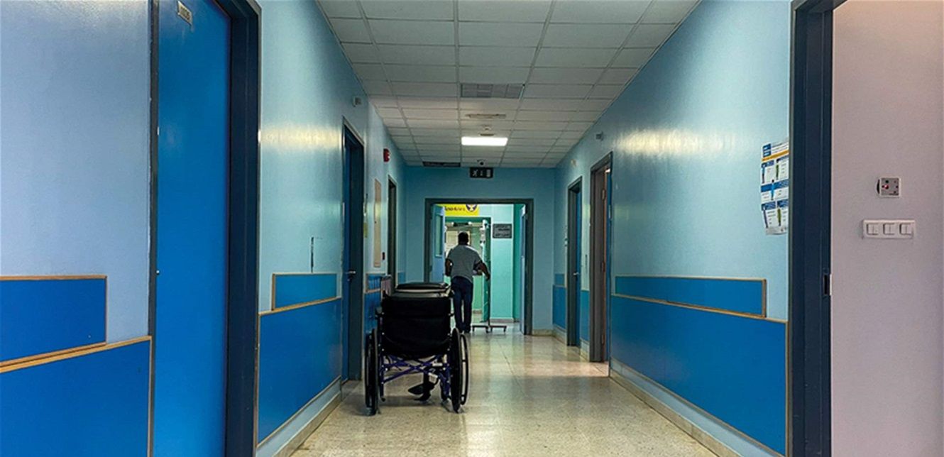 شاهد بالصور... فنان شهير أصيب بجلطة دماغية للمرة الثانية"حالته حرجة"