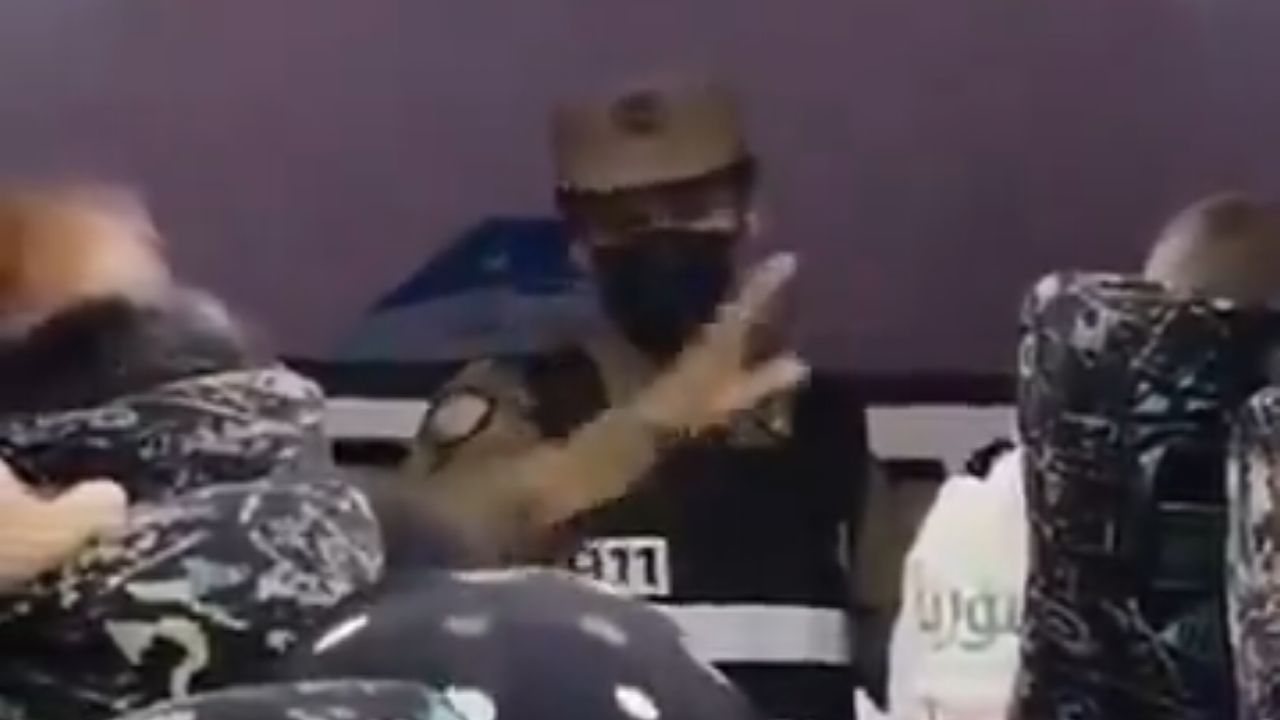 رجل أمن سعودي للحجاج السوريين: والله العظيم فرحانين لأجلكم… فيديو