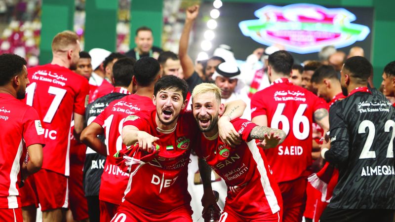 الامارات | شباب الأهلي يحتفل بدرع الدوري في الجزيرة