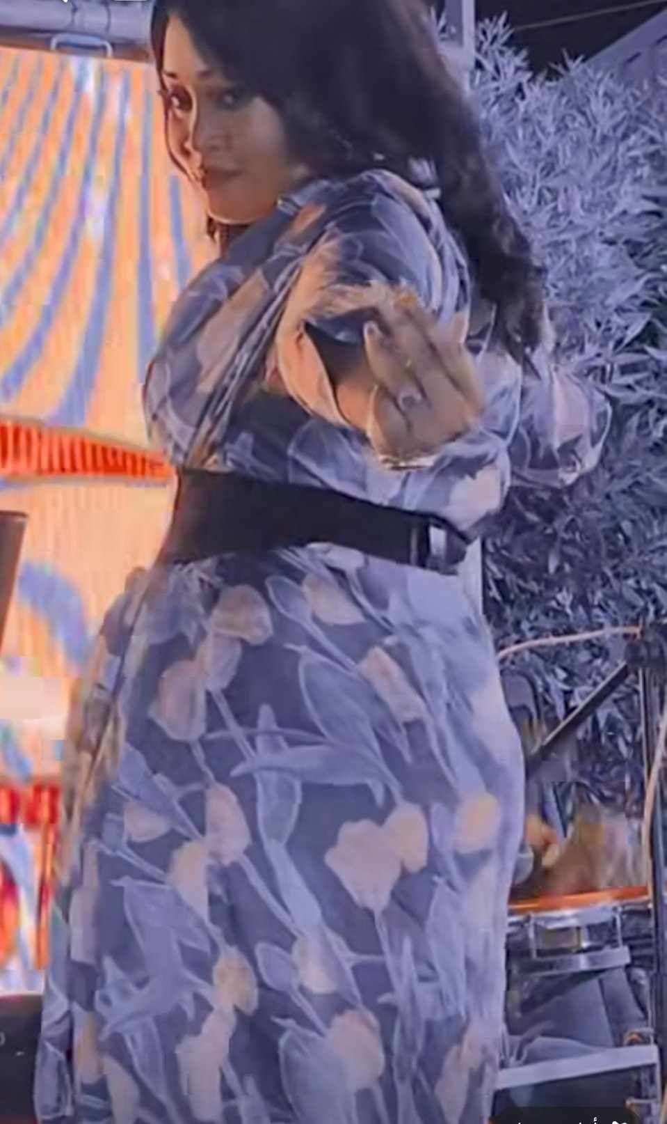 شاهد بالصورة والفيديو.. فنانة سودانية حسناء تدخل في وصلة رقص فاضحة بمؤخرتها وتسأل الجمهور (أفك العرش؟) والحاضرون يرددون بصوت واحد: (فكيهو)