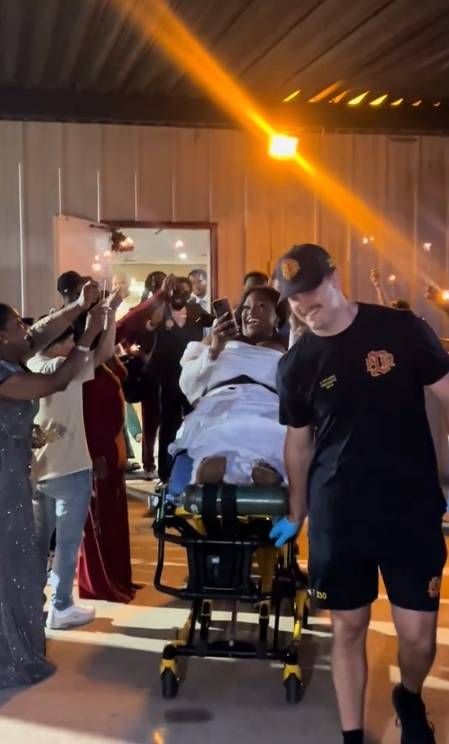 الامارات | بعد إصابتها بكسور أثناء الرقص .. عروس تكمل زفافها على نقالة (فيديو)