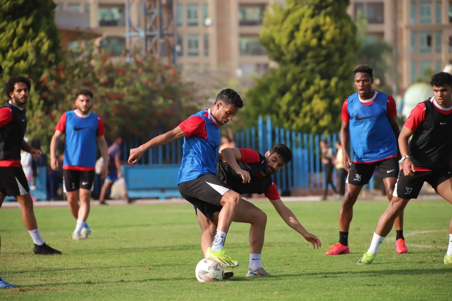 محاضرة فنية من أحمد عبد العزيز للاعبي سموحة قبل مواجهة زد الحاسمة