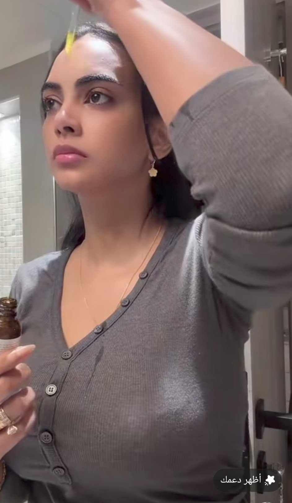 شاهد بالصورة والفيديو.. زوجة الحرس الشخصي لقائد الدعم السريع الحسناء تشعل مواقع التواصل بعد ظهورها وهي تتزين بــ”المكياج”