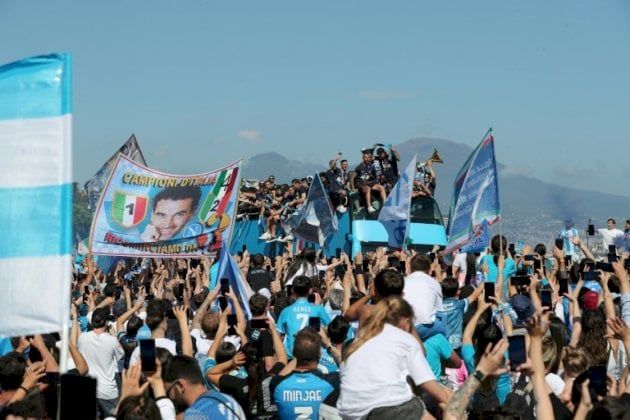 بطولة إيطاليا: نابولي يحتفل بلقبه الرابع لكن إمكانية رحيل كونتي ترخي بظلالها