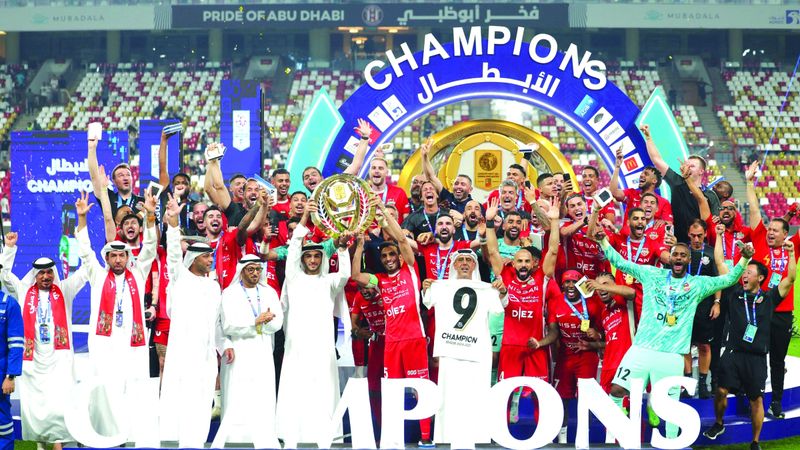 الامارات | شباب الأهلي يزف درع الدوري إلى دبي
