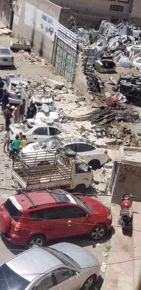 بالصور…. حادث انهيار مفاجئ في قلب صنعاء