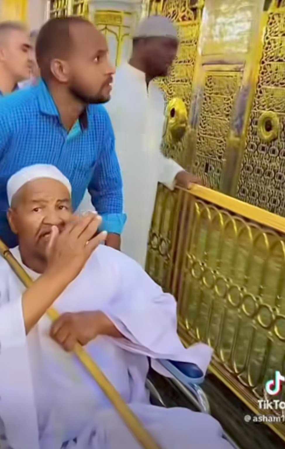 شاهد بالفيديو.. نجم السوشيال ميديا حماد عبد الله يحظي باستقبال حافل لحظة وصوله المدينة المنورة استعداداً لأداء فريضة الحج