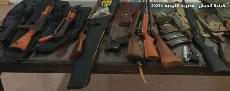 الجيش: توقيف مطلوبين بجرم إطلاق النار وضبط كمية من الأسلحة والذخائر الحربية