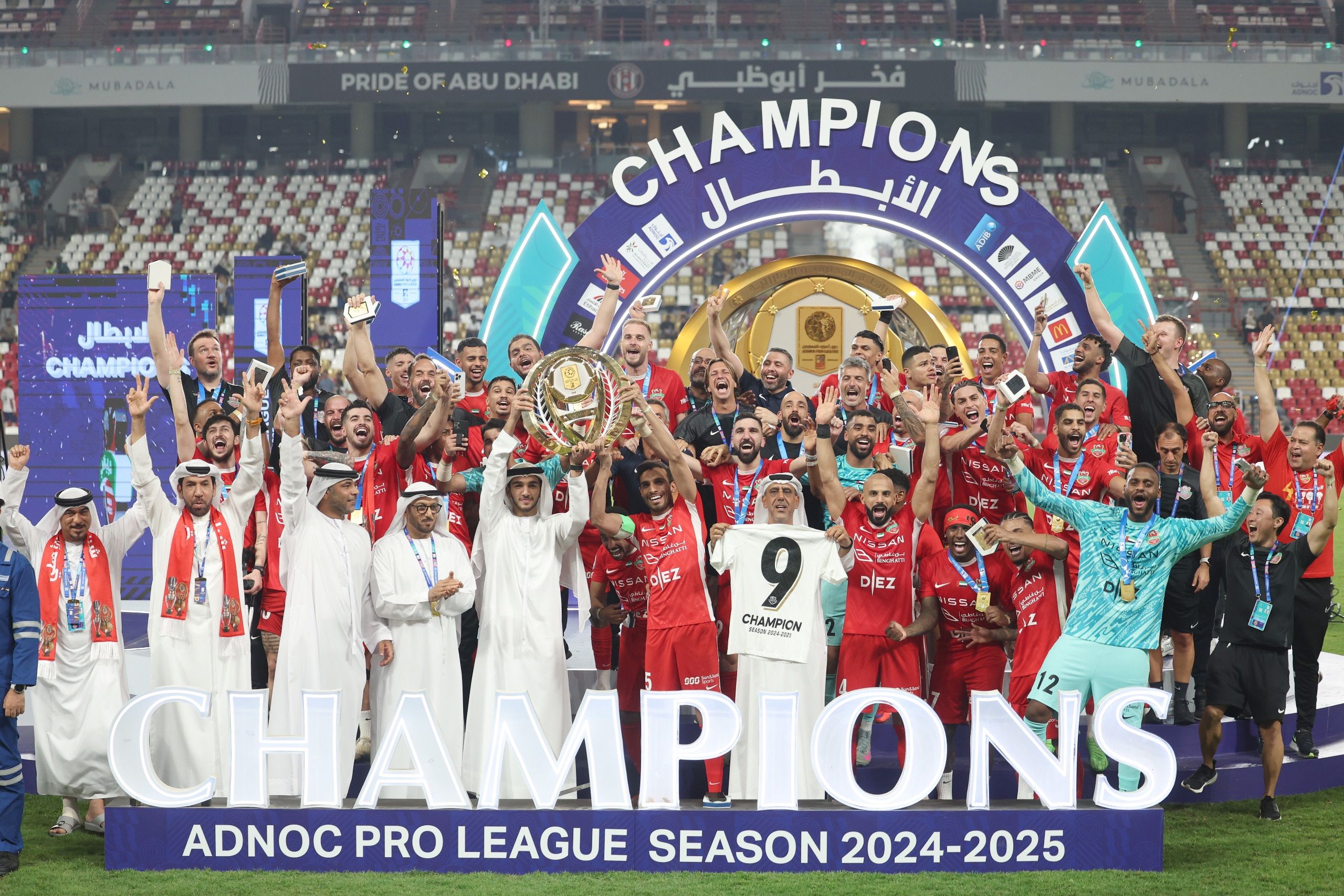 الامارات | محمد بن راشد بن محمد يتوّج «الأبطال».. شباب الأهلي يحتفل بدرع الدوري