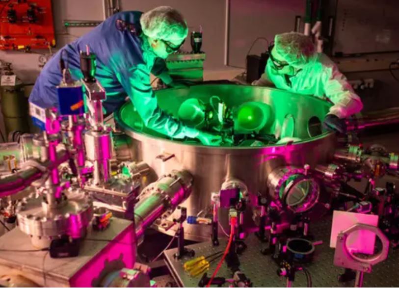 تكنولوجيا: أمريكا تُطلق أقوى ليزر في العالم.. أكثر سطوعًا بـ 100 مرة من الطاقة العالمية