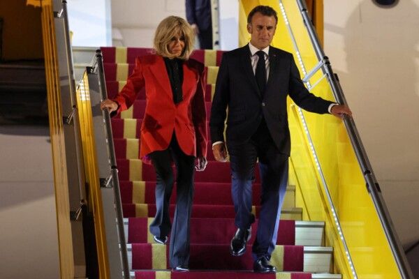 ماكرون نفى الشاجر مع زوجته بعد انتشار مقطع فيديو على باب الطائرة عند وصوله الى فيتنام: مزاح