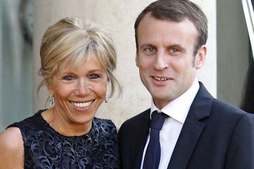 الامارات | الرئيس الفرنسي يفاجأ بصفعة من زوجته على باب الطائرة ( شاهد الفيديو)