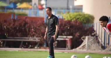 محاضرة فنية من أحمد عبد العزيز للاعبي سموحة قبل مواجهة زد الحاسمة