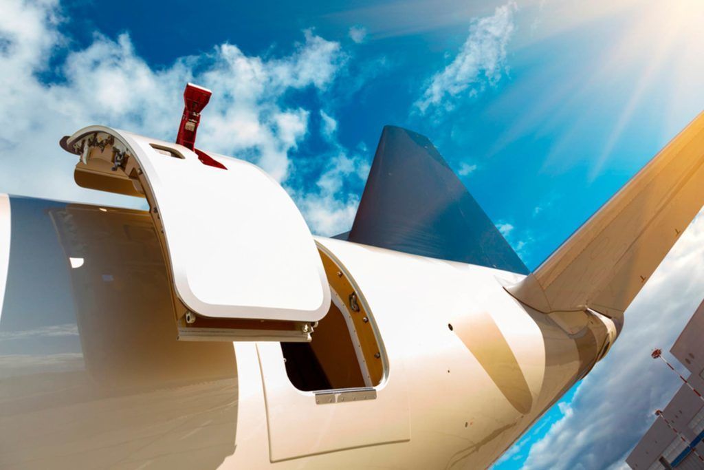 الامارات | بعد 9 ساعات طيران .. ملّ الراكب فحاول فتح باب الطائرة