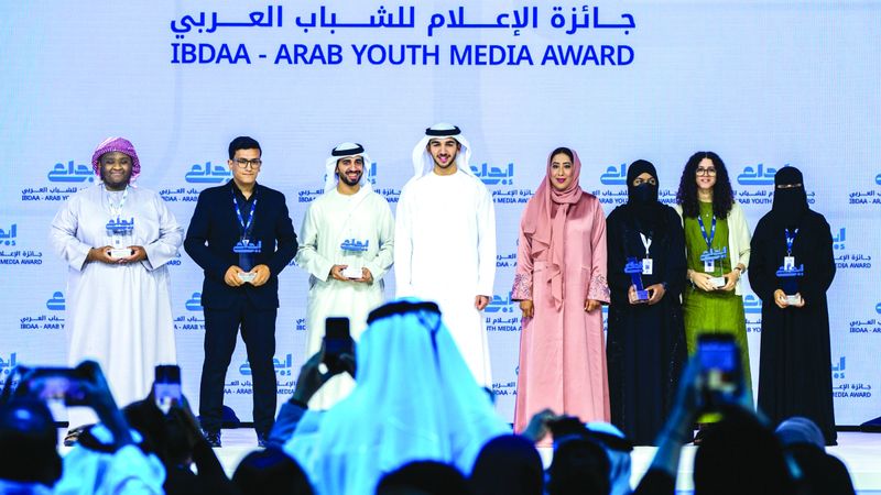 الامارات | محمد بن راشد بن محمد يكرّم الفائزين بجائزة الإعلام للشباب العربي «إبداع»