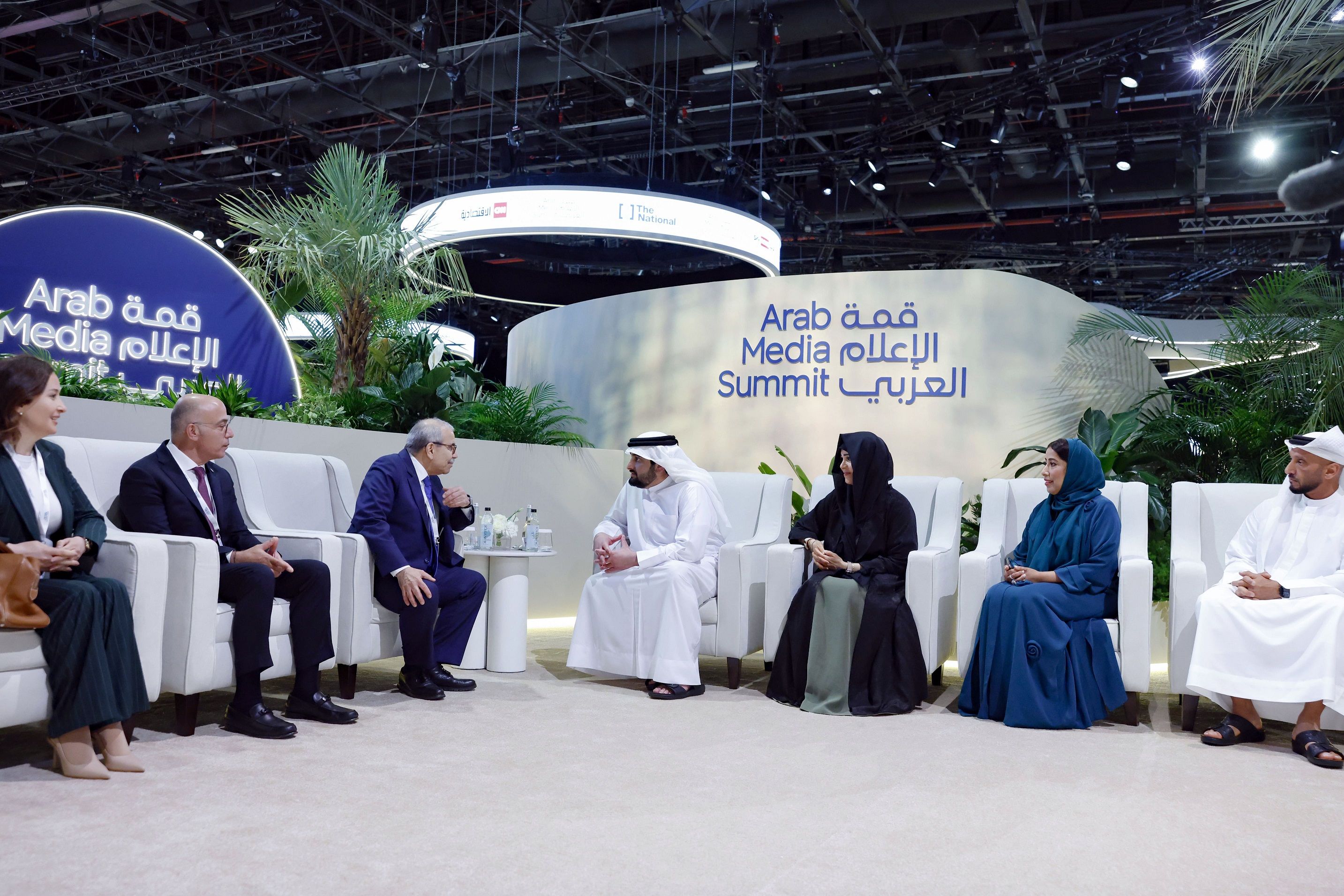 الامارات | أحمد بن محمد يلتقي رئيس مجلس الوزراء اللبناني على هامش قمة الإعلام العربي في دبي