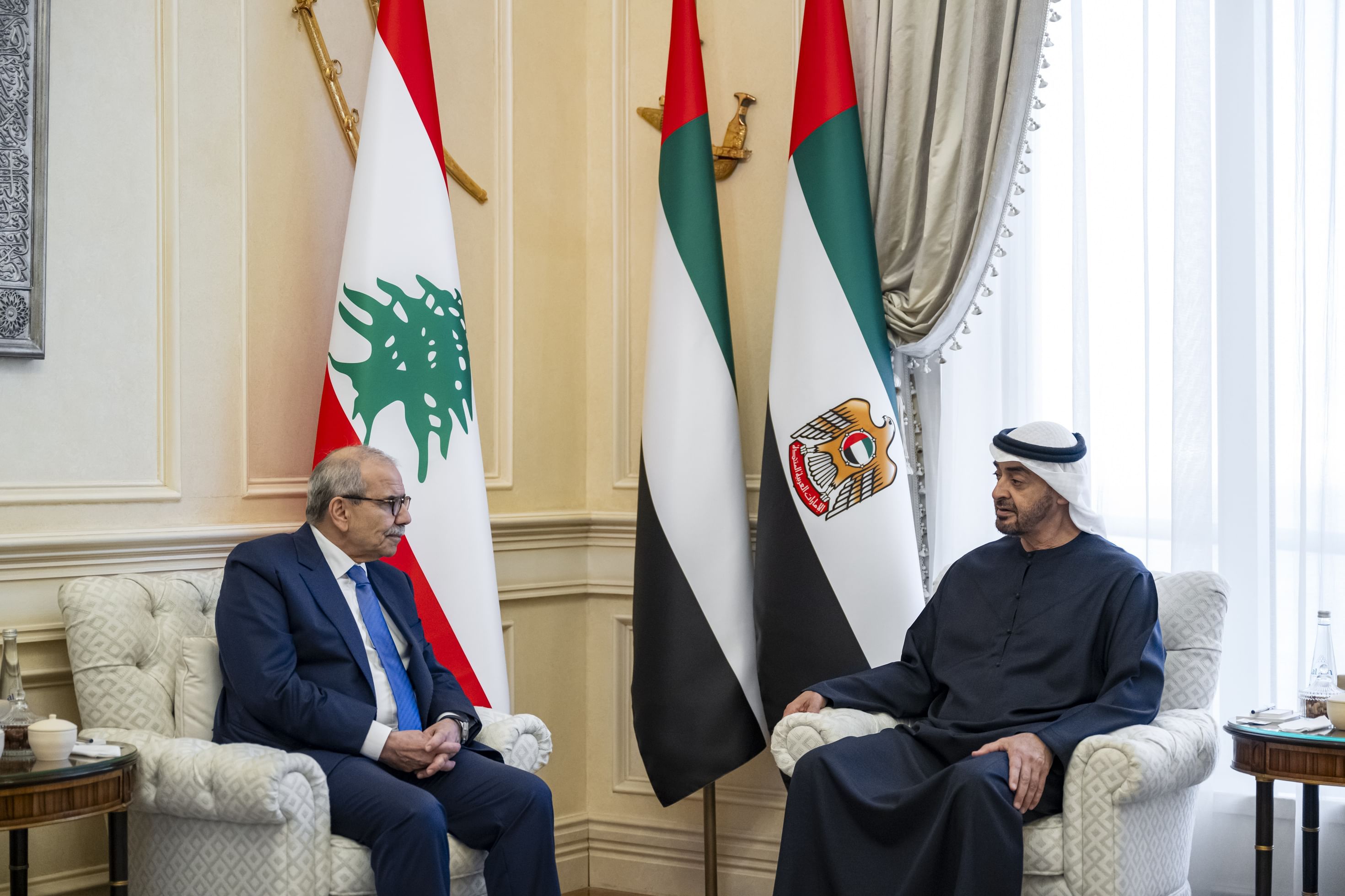 الامارات | رئيس الدولة يؤكد موقف الإمارات الثابت تجاه وحدة لبنان وسيادته وسلامة أراضيه