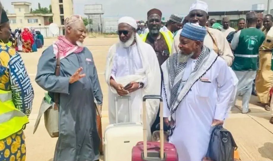 بسبب وجبة طعام تناولها مع زعماء دين يمنيين...دولة خليجية تحظر دخول شيخ سلفي نيجيري إلى أراضيها