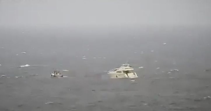 سحب ركاب يخت توقف في عرض البحر قبالة شاطئ البترون جراء عطل مفاجئ في محركه