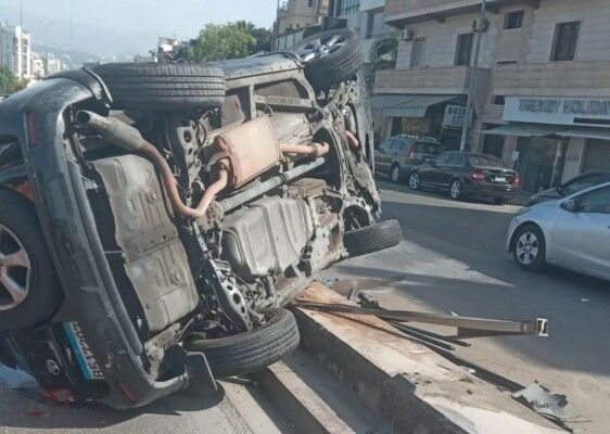 التحكم المروري: انقلاب سيارة مقابل بيت الطبيب على أوتوستراد الهراوي- العدلية