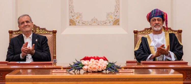 سلطان عمان ورئيس إيران شهدا التوقيع على 5 اتفاقيات تعاون و10 مذكرات تفاهم بين البلدين