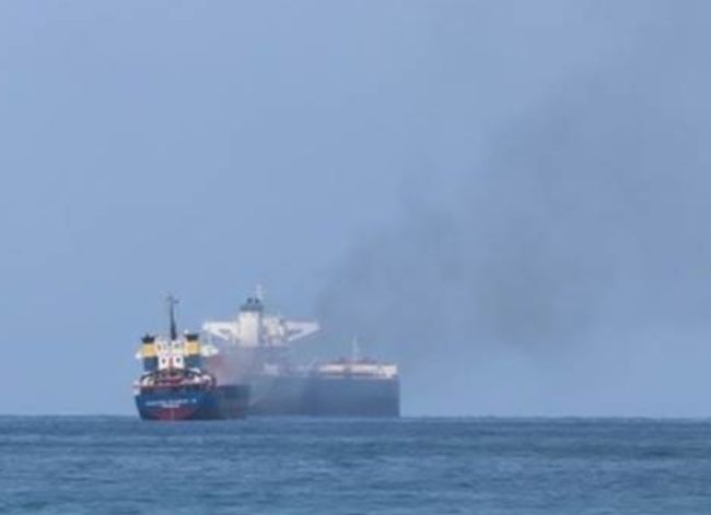 إجلاء طاقم ناقلة نفط روسية بعد غارة جوية قبالة سواحل اليمن