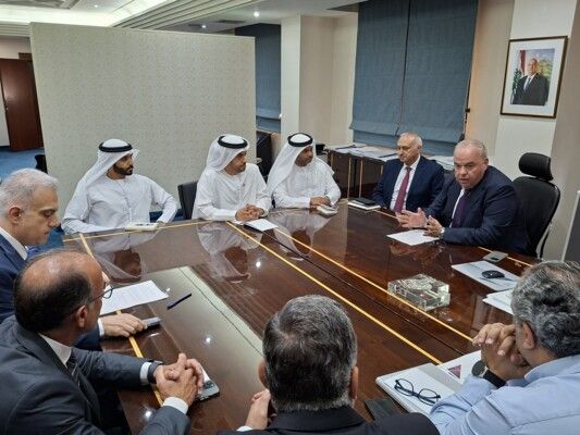 وزير الاتصالات بحث مع وفد اماراتي خططًا قصيرة وطويلة الأمد تهدف إلى تطوير البنية التحتية الرقمية
