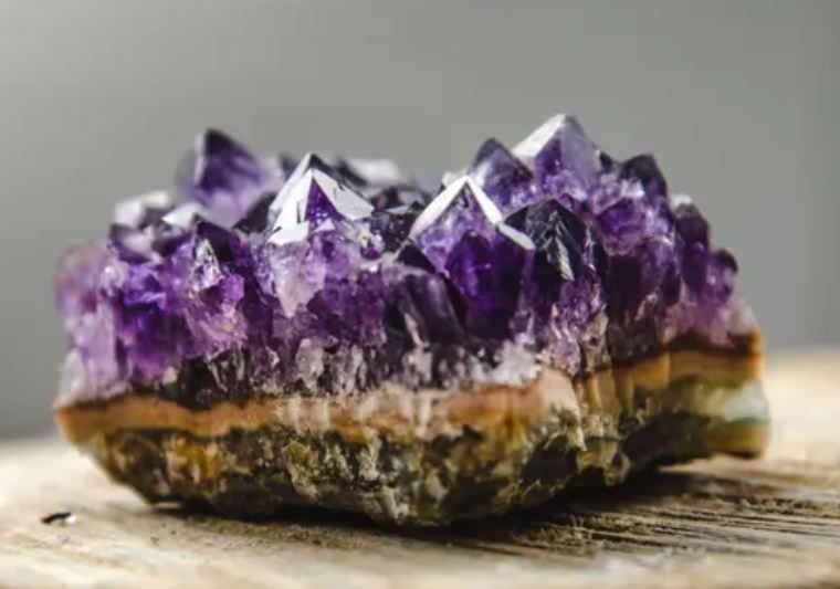 تكنولوجيا: علماء يبتكرون بلورة تكشف الملوثات فى الماء والهواء بتغيير لونها