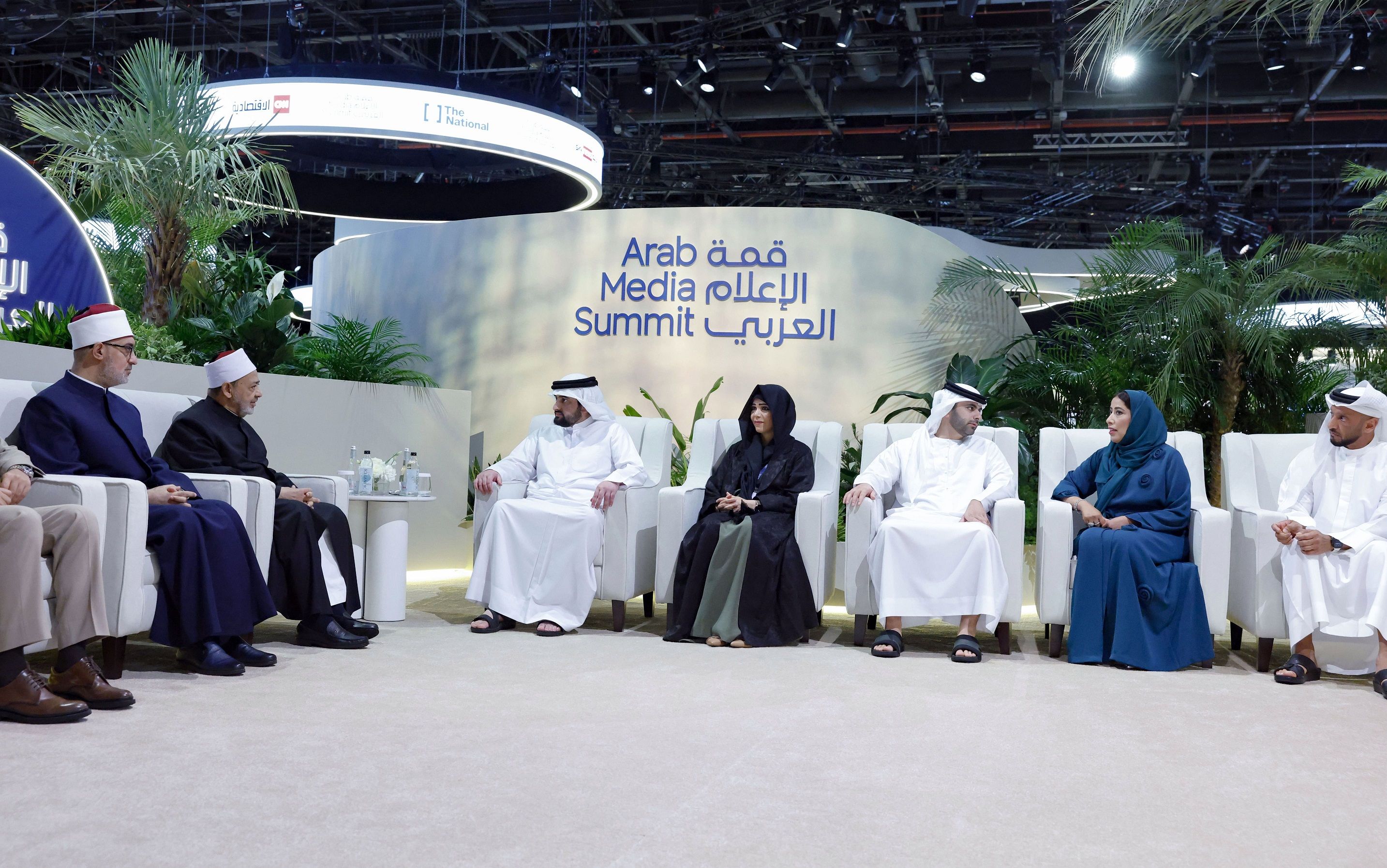 الامارات | أحمد بن محمد يلتقي شيخ الأزهر الشريف .. ويثني على جهوده في نشر رسالة التسامح والتعايش الإنساني