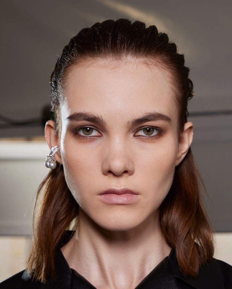 طريقة تطبيق مكياج ترابي ناعم يجمع بين الأناقة والرقي والبساطة