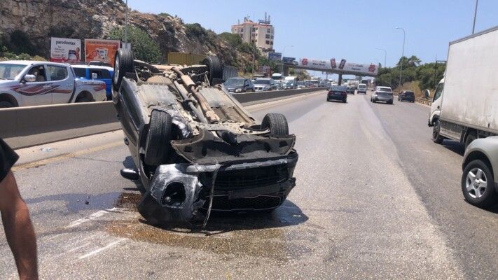 التحكم المروري: انقلاب مركبة على اوتوستراد خلدة المسلك الغربي وحركة المرور كثيفة