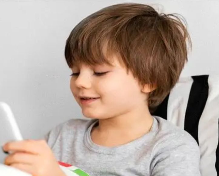 دراسة تحذر: الاستخدام الطويل للشاشات قد يسبب قصر النظر عند الأطفال