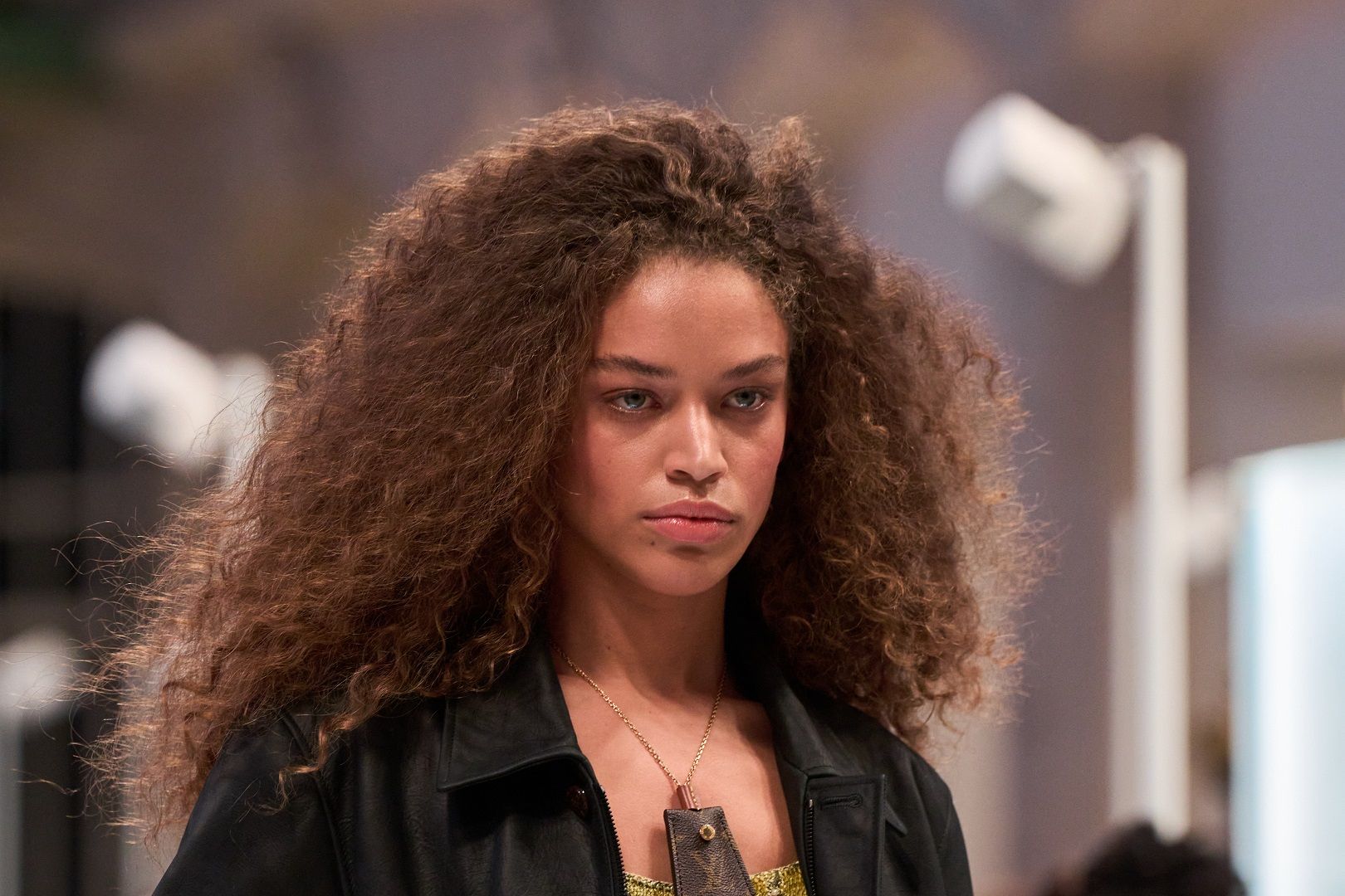 العناية بالشعر الكيرلي في الصيف.. حلول مجرّبة لخصلات ناعمة