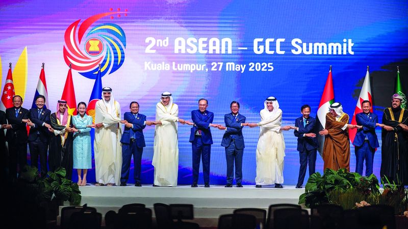 الامارات | نيابة عن رئيس الدولة.. سعود بن صقر يشارك في قمة «الخليج - الآسيان - الصين» بماليزيا