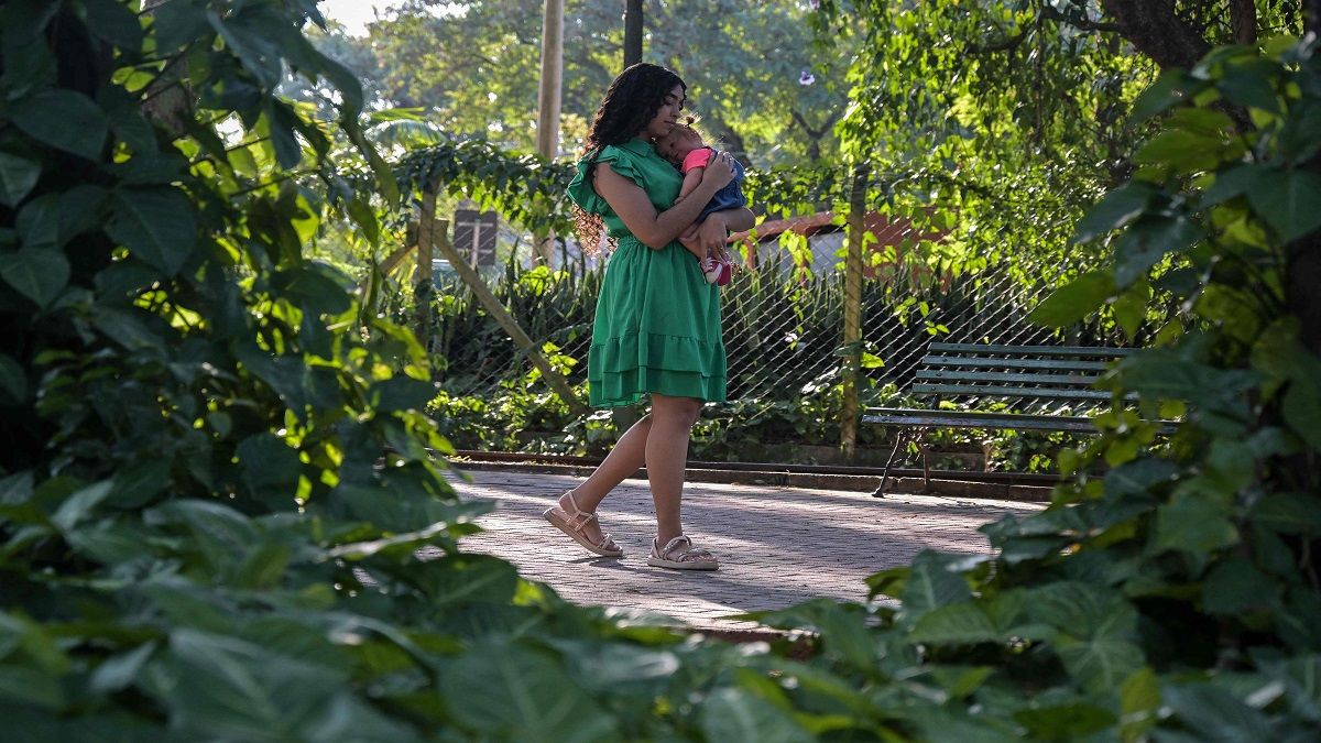 الامارات | «أطفال من السيليكون» بدموع وحبل سري وشهادة ميلاد.. الظاهرة تثير ضجة في بلاد السامبا