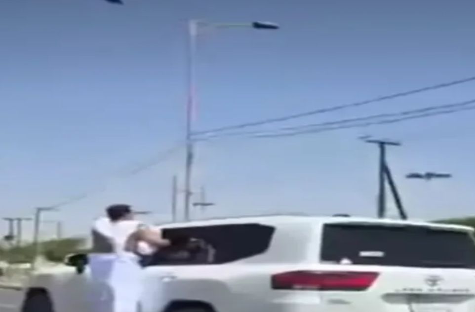 هروب المسافرين الحجاج اثناء القصف الاسرائيلي على ‫مطار صنعاء‬ تحطم آخر طائرة "فيديو"