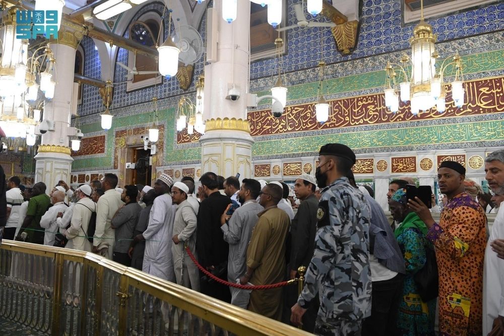 إرشاد وتنظيم لدخول المصلين إلى الروضة