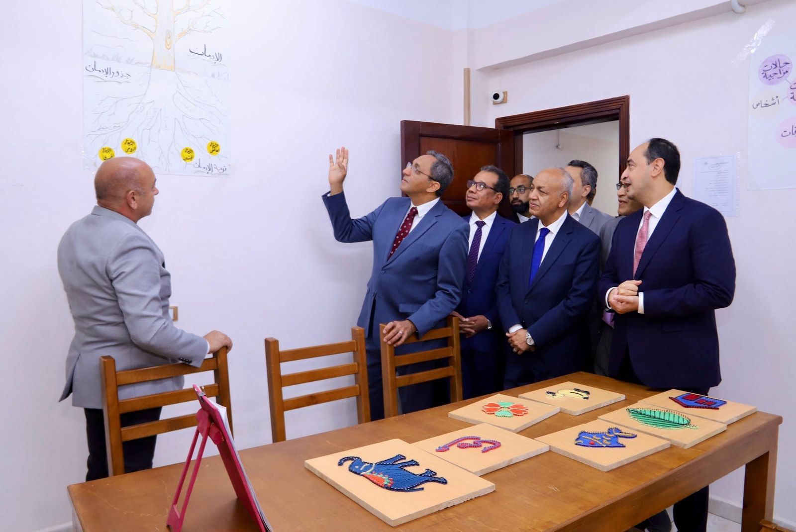 محافظ قنا ومدير صندوق مكافحة الإدمان يشهدان حفل تخريج 100 متعافى جديد