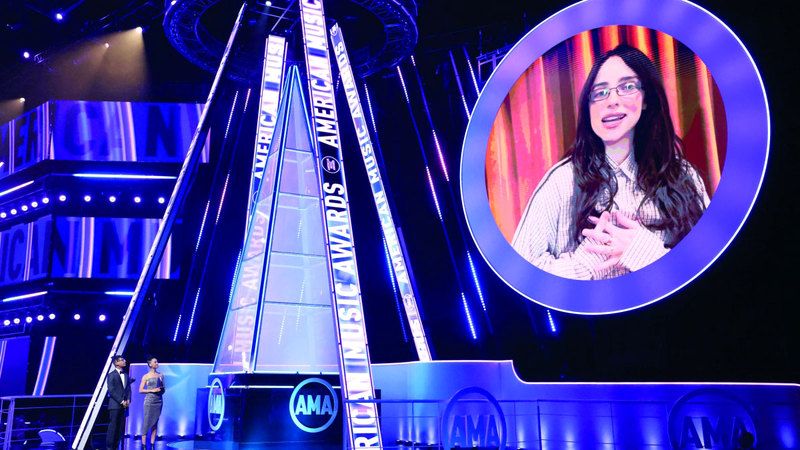 الامارات | بيلي إيليش.. فنانة العام بأرفع الجوائز