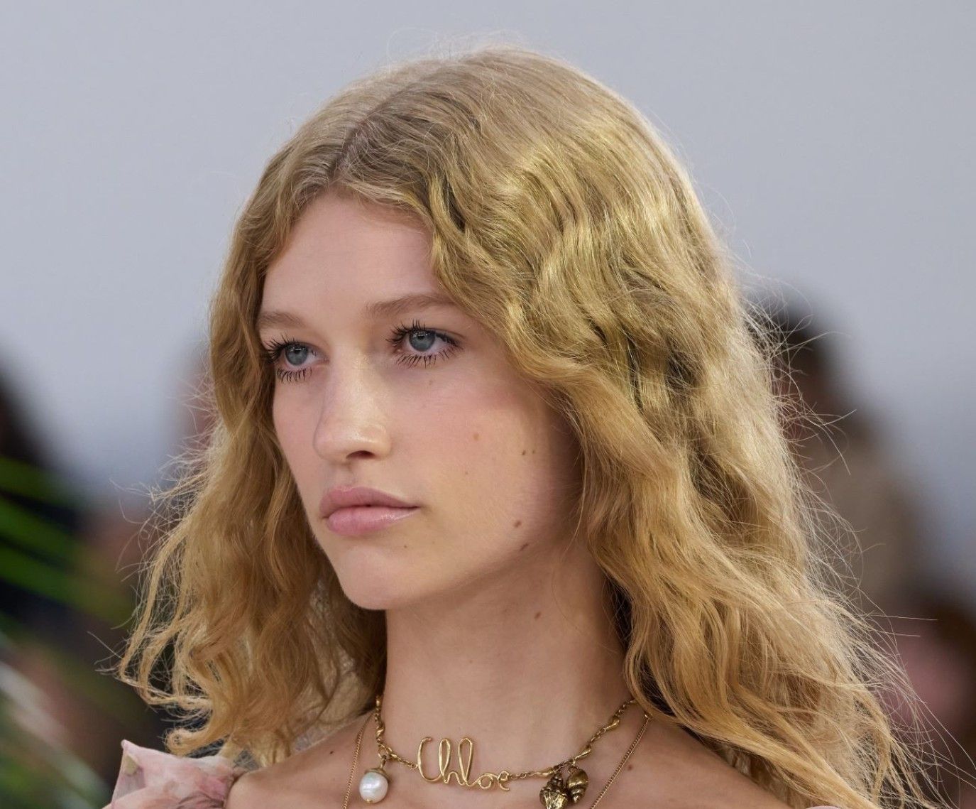 العناية بالشعر الكيرلي في الصيف.. حلول مجرّبة لخصلات ناعمة