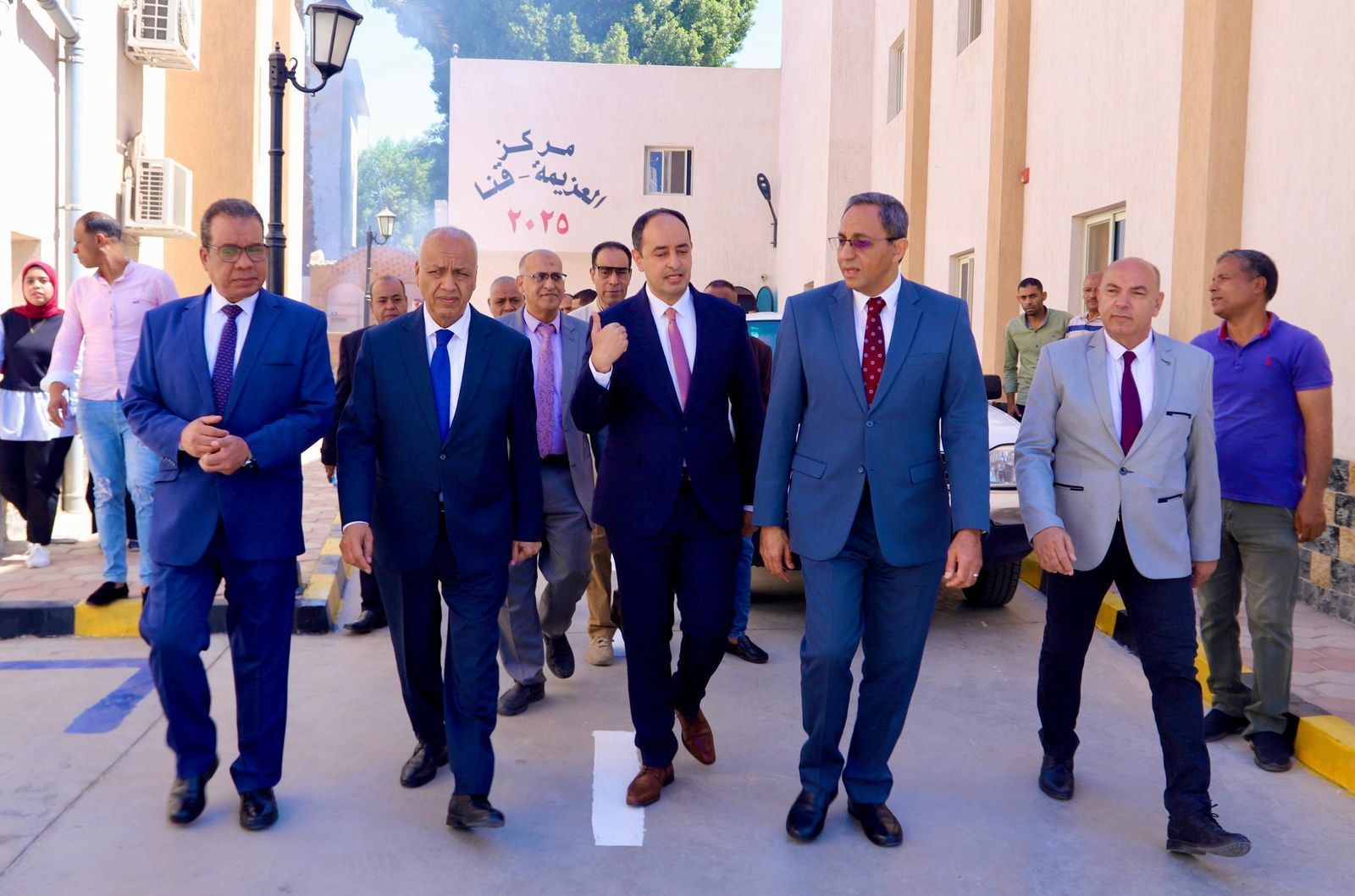 محافظ قنا ومدير صندوق مكافحة الإدمان يشهدان حفل تخريج 100 متعافى جديد