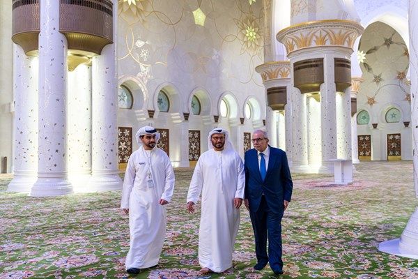 رئيس مجلس الوزراء اللبناني يزور جامع الشيخ زايد الكبير في أبوظبي
