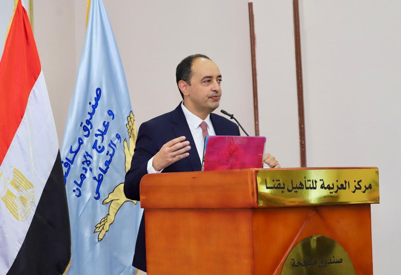 محافظ قنا ومدير صندوق مكافحة الإدمان يشهدان حفل تخريج 100 متعافى جديد