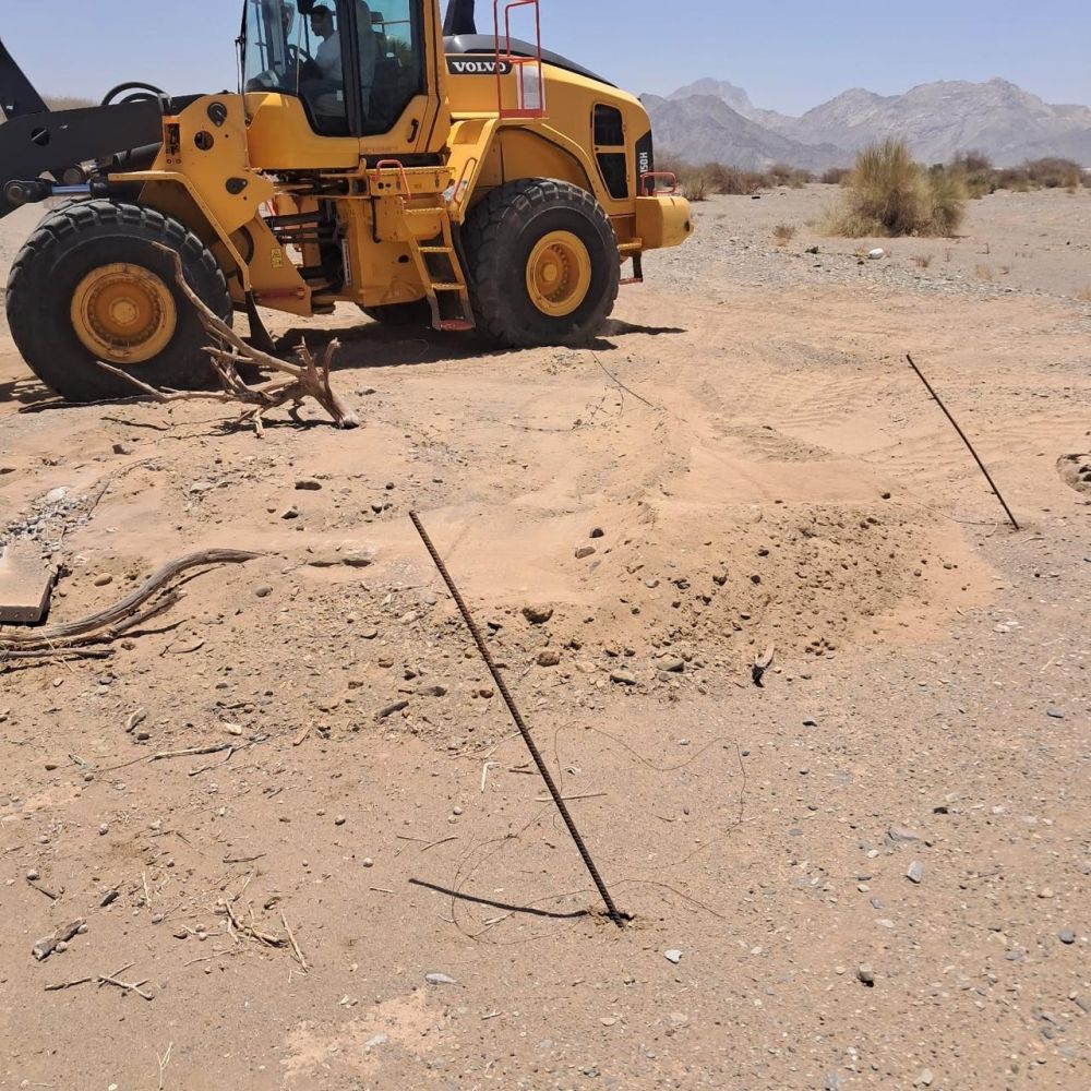  ”بيئة رابغ“ تردم بئراً مهجورُة وتدعو للإبلاغ عن المواقع الخطرة