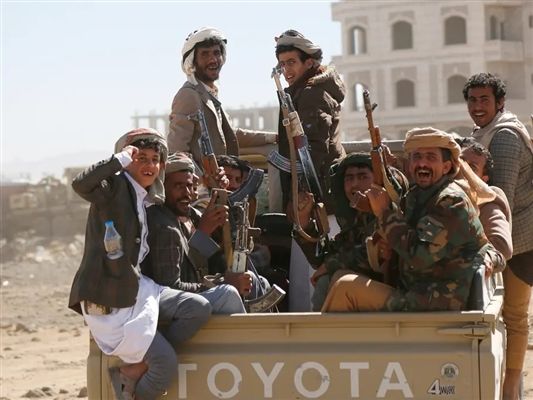 رفضًا لتنفيذ حكم قضائي...مسلحون حوثيون يحاصرون قاضيًا ومقرًا أمنيًا