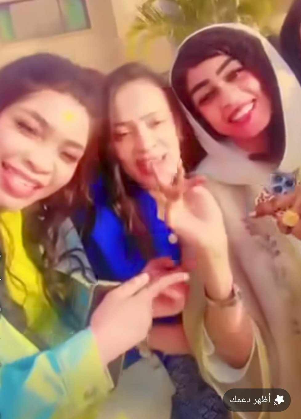 شاهد بالصورة والفيديو.. أطلقت على نفسها لقب (شيخة ست الكل).. الفنانة السودانية مروة الدولية تحشد عدد من الفتيات للترويج لأغنيتها الجديدة بطريقة مثيرة