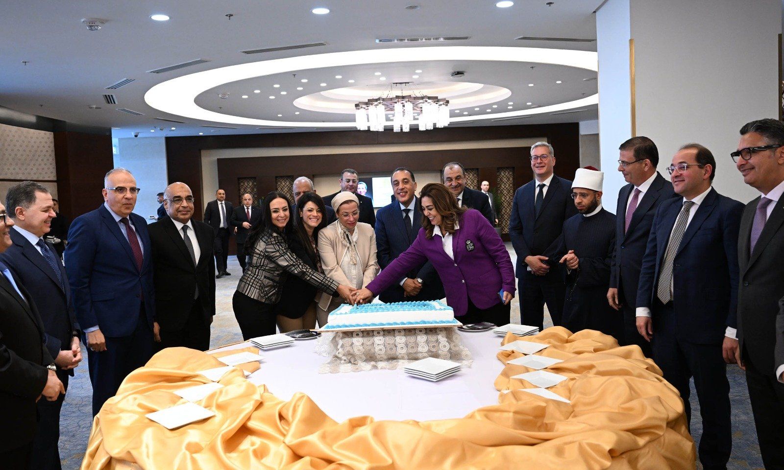 مجلس الوزراء يحتفل باختيار وزيرة البيئة أمين اتفاقية الأمم المتحدة لمكافحة التصحر.. صور