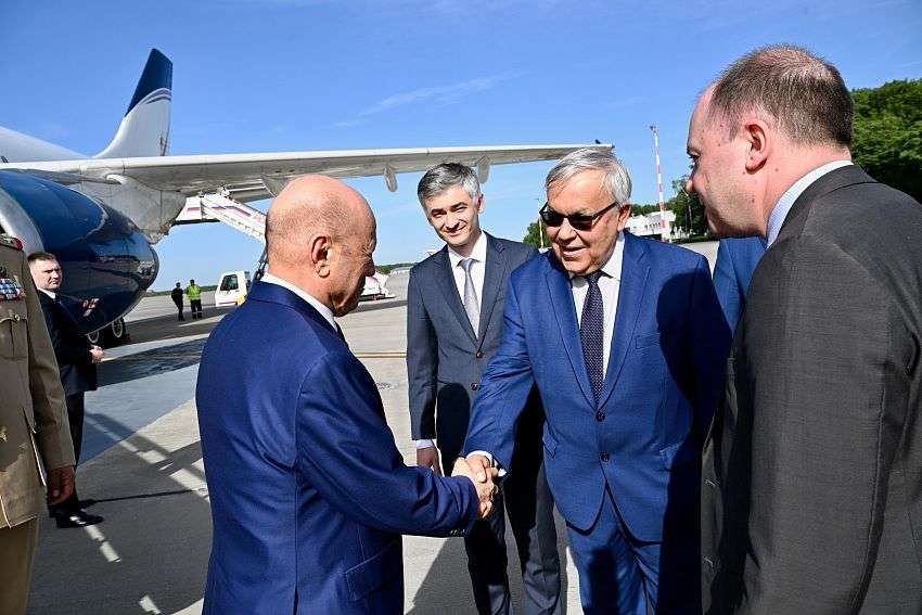 وزير سابق يعلق على زيارة الرئيس العليمي لموسكو ويؤكد هذا الامر